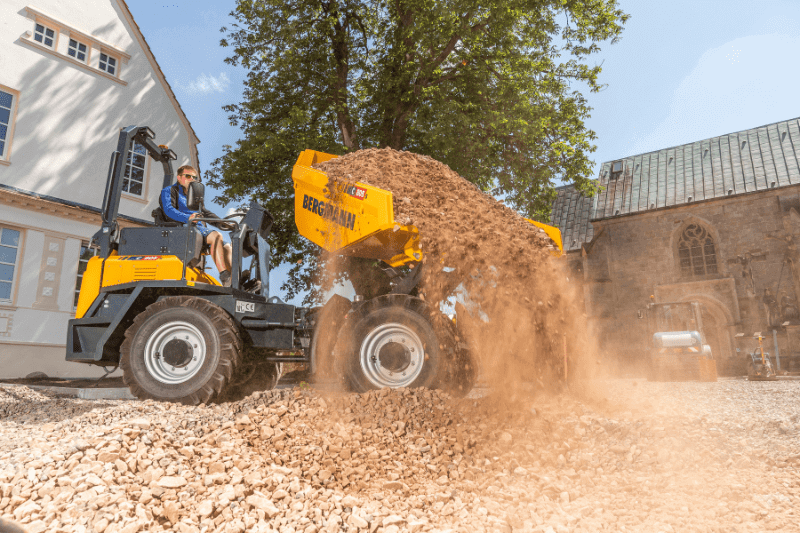 Der Raddumper Bergmann C805s beim Abladen von Schüttgut