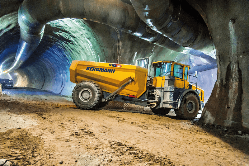 Ein Bergmann C828s im Einsatz in einem Tunnel