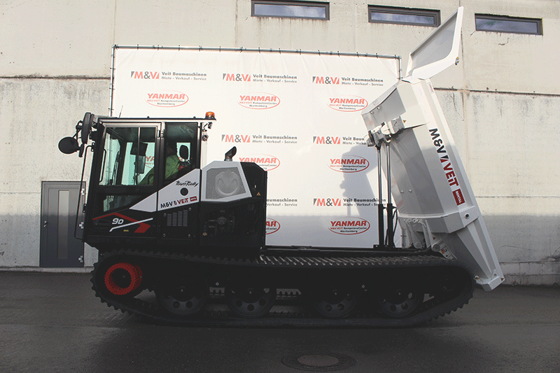 PowerBully 9D Kettendumper mit gekippter Mulde beim Entladen – effiziente Materialabgabe und hydraulische Kippfunktion für Baustellen und Gelände