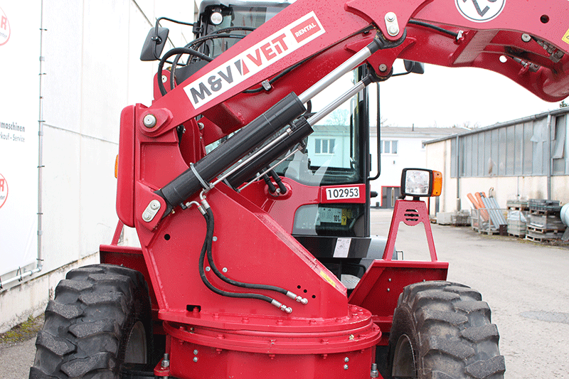 Yanmar V 70 Radlader Schwenklader im Arbeitseinsatz auf der Baustelle beim Materialumschlag – wendiger Lader mit hoher Hubkraft und präziser Schwenkfunktion für effiziente Erd- und Ladearbeiten.