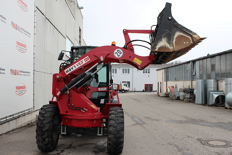 Yanmar V 70 Schwenklader auf der Baustelle im Einsatz – kompakter und leistungsstarker Radlader für Materialtransport, Erdarbeiten und präzisen Umschlag im Hoch- und Tiefbau.